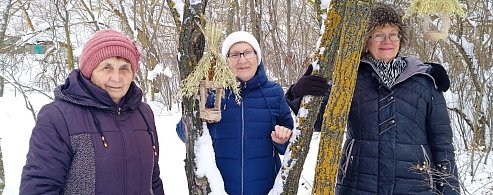 Сотрудники и волонтеры Лысогорского комплексного центра социального обслуживания организовали экологическую акцию «Доброта не знает границ – делаем кормушки для птиц!»