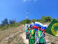 Юннаты развернули флаг Российской Федерации на Лысой Горе