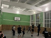 В спортзале школы села Невежкино встретились местные волейболисты с командой из Широкого Карамыша