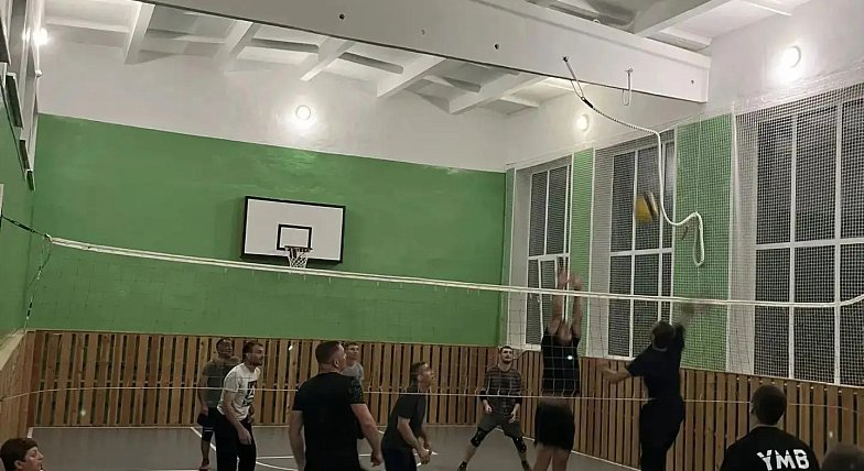 В спортзале школы села Невежкино встретились местные волейболисты с командой из Широкого Карамыша