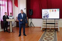 Уроки мужества в Лысогорской школе № 2: в День знаний открыли Парту Героя в честь участника СВО Андрея Пестряк