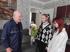 Школьники поселка Яблочный поздравили ветерана Великой Отечественной войны с Днём защитника Отечества