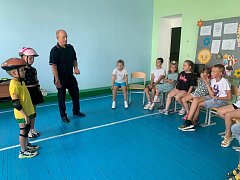 Инспектор ГИБДД напомнил детям о правилах безопасного поведения на дороге