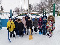 Воспитанники детского сада «Радуга» приняли участие в уборке снега