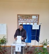 Одним из первых на избирательный участок села Большая Рельня сегодня пришел глава местной администрации Александр Воробьев