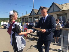 Глава Лысогорского района Сергей Фартуков принял участие в торжественной линейке, посвященной Последнему звонку, в школе №1