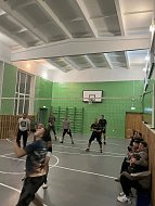 В спортзале школы села Невежкино встретились местные волейболисты с командой из Широкого Карамыша