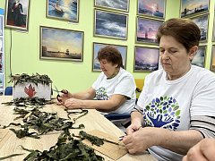 В Лысогорском районе волонтеры делают «пучки» для маскировочных сетей