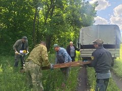 В Лысых Горах на экотропе «Лесная» устанавливают информационные стенды