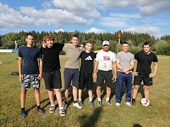 В Лысых Горах опытные футболисты провели для младших тренировку