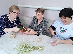 Сотрудники и волонтеры Лысогорского комплексного центра социального обслуживания организовали экологическую акцию «Доброта не знает границ – делаем кормушки для птиц!»