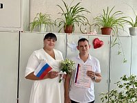 В отделе ЗАГС по Лысогорскому району две пары создали брачные союзы в День Государственного флага
