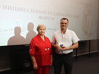 В Лысых Горах на традиционной педагогической конференции работникам образования вручены заслуженные награды