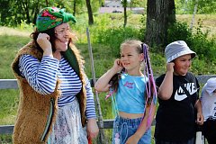 Школьники из Лысых Гор поздравили Бабу-Ягу с днем рождения