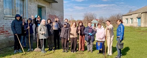 Ученики и педагоги школы поселка Гремячий приняли участие в субботнике