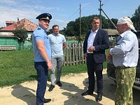 Глава района обсудил с жителями посёлка Барсучий вопросы ремонта дороги и обустройства детской площадки
