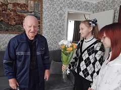 Школьники поселка Яблочный поздравили ветерана Великой Отечественной войны с Днём защитника Отечества