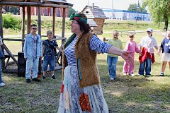 Школьники из Лысых Гор поздравили Бабу-Ягу с днем рождения