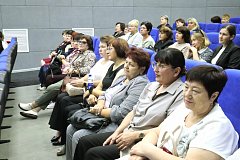 В Лысых Горах на традиционной педагогической конференции работникам образования вручены заслуженные награды