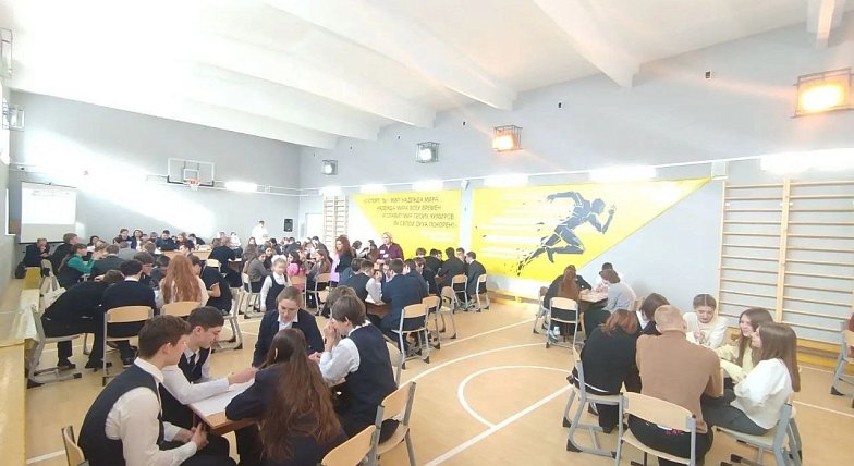 Школьники региона проверили свои знания в интеллектуальной игре «Что? Где? Когда?»