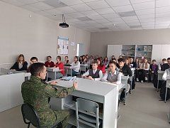 «Классная встреча» с героем нашего времени: активисты Движения Первых Лысогорской школы N1 поздравили участника СВО с наступающим Днем защитника Отечества