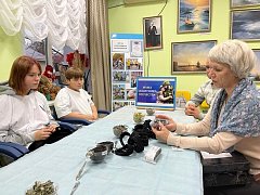 Мама участника СВО встретилась с юными лысогорскими волонтёрами