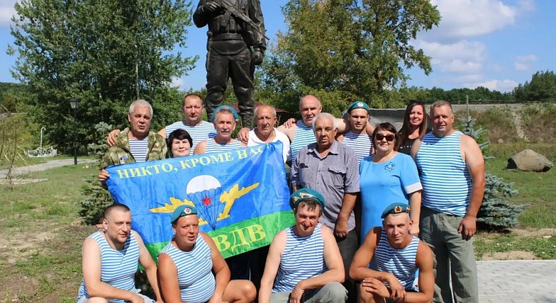 В Лысых Горах отметили День воздушно-десантных войск