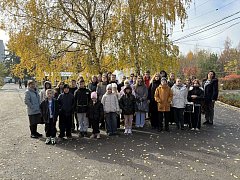 Ученики Лысогорской школы №1 подержали на руках геккона и познакомились с растениями-хищниками