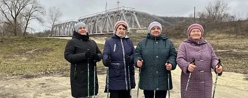 Лысогорские старшие выбирают северную ходьбу