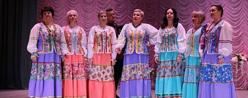 Во Дворцы культуры Лысых Гор женщинам подарили букет из прекрасных мелодий