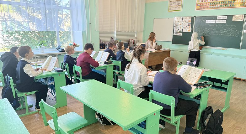 В школе села Широкий Карамыш ученики и учителя поменялись местами