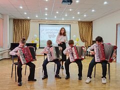 В сиянии музыки и красок искусство снова радость нам несет
