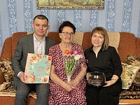 Представители госветслужбы Лысогорского района поздравили с 8 марта заслуженного ветеринарного врача Российской Федерации