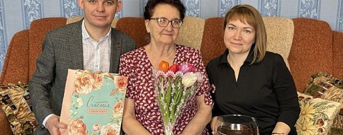 Представители госветслужбы Лысогорского района поздравили с 8 марта заслуженного ветеринарного врача Российской Федерации