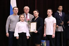 Многодетной маме из Лысых Гор вручено благодарственное письмо за достойное воспитание детей