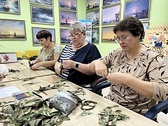 В Лысогорском районе волонтеры делают «пучки» для маскировочных сетей
