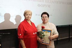 В Лысых Горах на традиционной педагогической конференции работникам образования вручены заслуженные награды