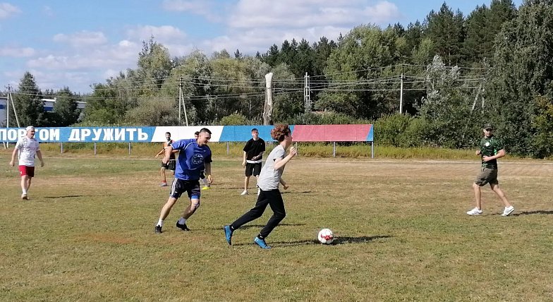 В Лысых Горах опытные футболисты провели для младших тренировку