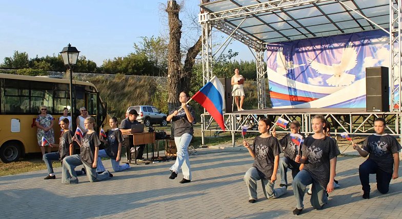 В Парке Победы Лысых Гор отметили День Государственного флага