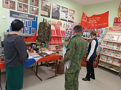 «Классная встреча» с героем нашего времени: активисты Движения Первых Лысогорской школы N1 поздравили участника СВО с наступающим Днем защитника Отечества