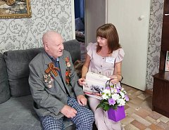 Сотрудники Лысогорского КЦСОН поздравили с Днём Победы над милитаристской Японией и окончания Второй мировой войны Почётного гражданина Лысогорского района, участника Великой Отечественной войны Михаила Александровича Щербакова