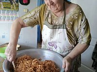 Получатели социальных услуг  КЦСОН Лысогорского района испекли домашних сладостей для участников СВО