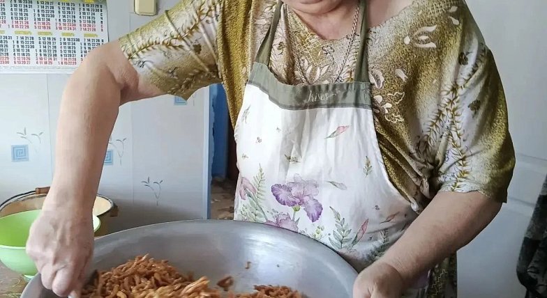 Получатели социальных услуг  КЦСОН Лысогорского района испекли домашних сладостей для участников СВО