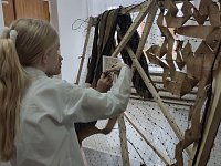 Лысогорские школьники плетут маскировочные сети для участников СВО