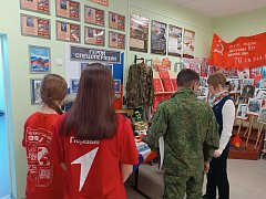 «Классная встреча» с героем нашего времени: активисты Движения Первых Лысогорской школы N1 поздравили участника СВО с наступающим Днем защитника Отечества