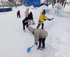 Воспитанники детского сада «Радуга» приняли участие в уборке снега