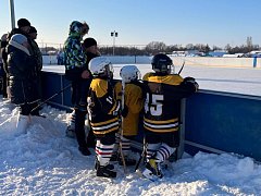 "Подсолнух" сыграл с хоккеистами из Колокольцовки