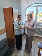Ученики школы №1 вручали лысогорцам Георгиевские ленточки