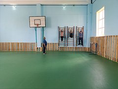Ученики школы поселка Яблочный занимаются физкультурой в обновленном спортзале