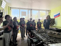 Лысогорские школьники поздравили волонтёров центра «Наши руки фронту»
